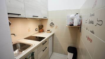 Kühlschrank, Mikrowelle, Herdplatte, Wasserkocher mit Kaffee-/Teezubehör