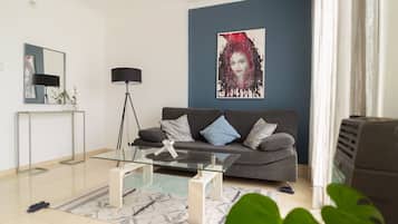 Dúplex superior | Zona de estar | Televisión LED de 40 pulgadas con canales por cable, Netflix