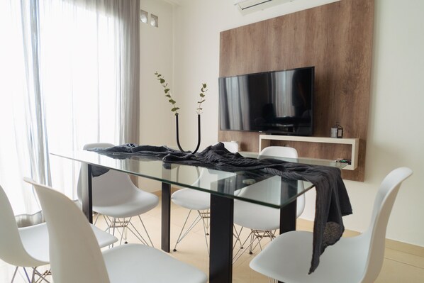 Executive Apartment | Private kitchen | Full-size fridge, microwave, oven, stovetop