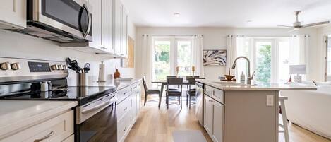 Réfrigérateur, four à micro-ondes, un four, surface de cuisson