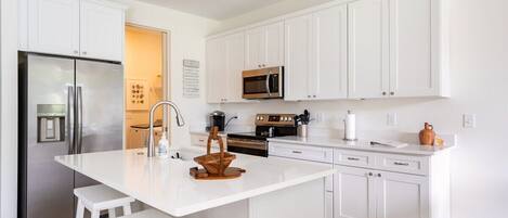 Een koelkast, een magnetron, een oven, een kookplaat