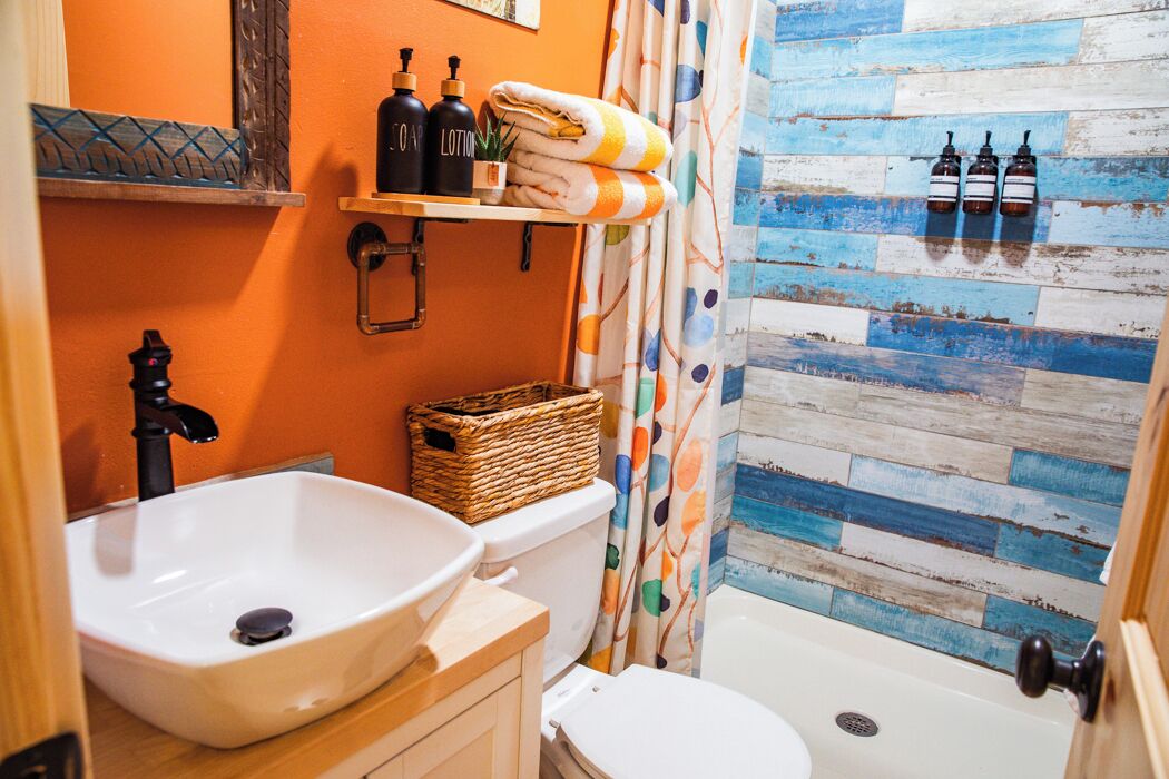 Milieuvriendelijke toiletartikelen, een haardroger, handdoeken, zeep