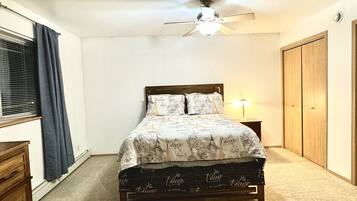 3 bedrooms, desk, iron/ironing board, free WiFi