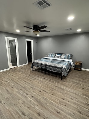 4 bedrooms, iron/ironing board, WiFi, bed sheets - Paradise Valley Escape (Lawton)