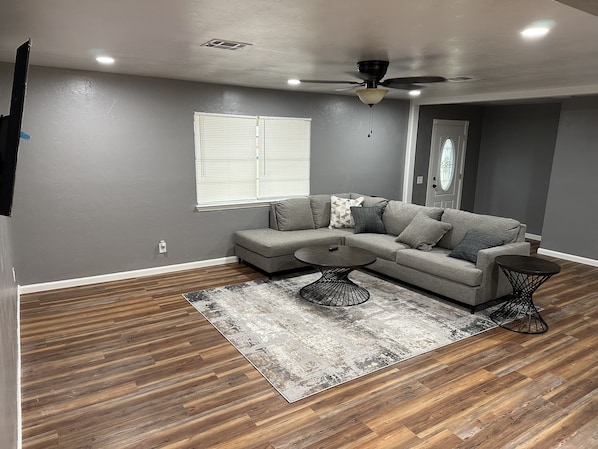 Living area - Paradise Valley Escape (Lawton)