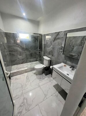 Een douche, een haardroger, handdoeken, zeep