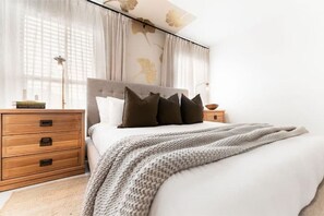 3 habitaciones, tabla de planchar con plancha, wifi y ropa de cama 