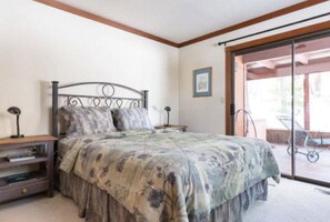 3 slaapkamers, een strijkplank/strijkijzer, wifi, beddengoed