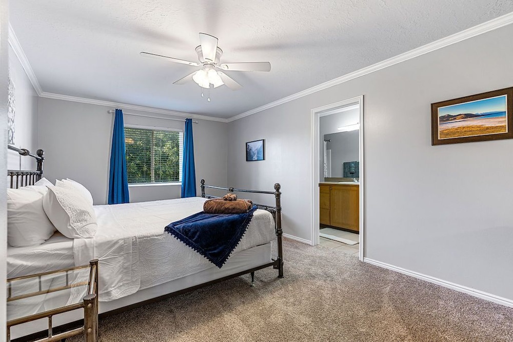 Pet friendly 3/2 fireplace by Hill AFB & hospitals Clearfield Vrbo