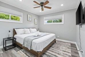 3 bedrooms, iron/ironing board, travel cot, WiFi - Relaxing Lake Zurich 3BR + Patio | LCP Collection (Lake Zurich)