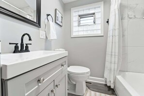 Shower, hair dryer, shampoo - Modern 4BR Retreat Near MDW | LCP Collection (Burbank)