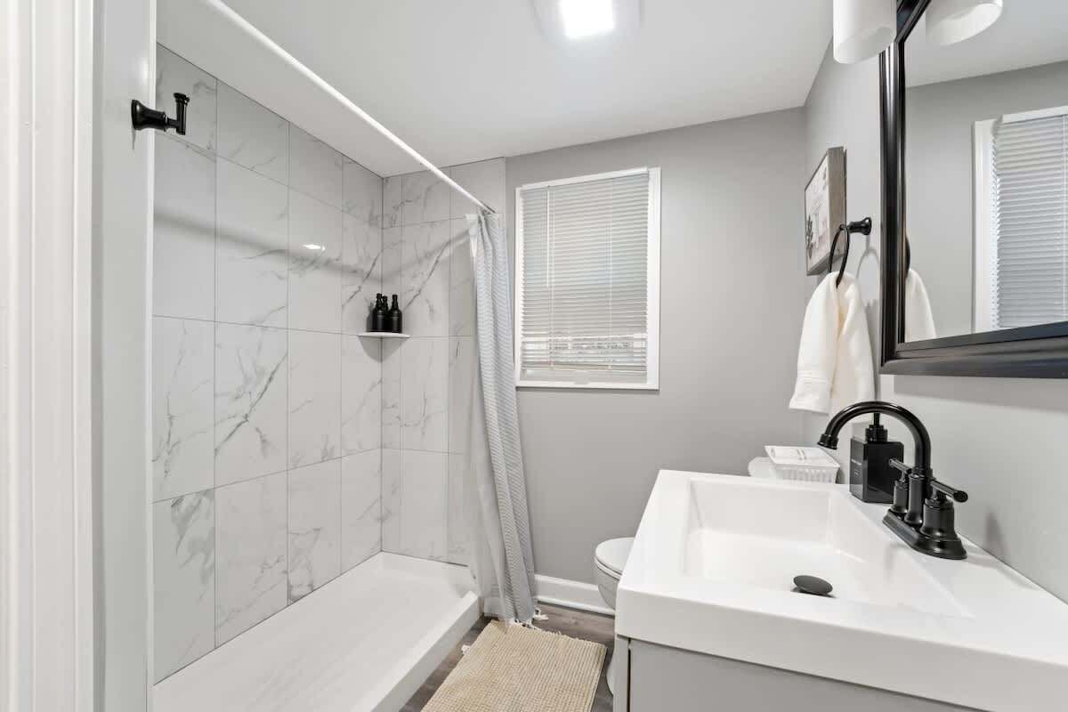 Shower, hair dryer, shampoo, toilet paper