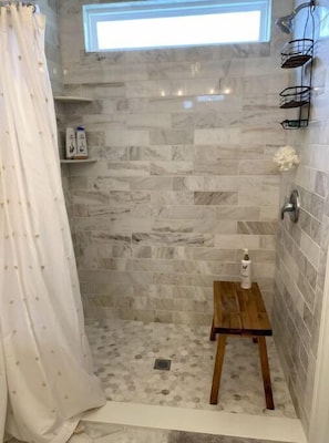 Chuveiro, secador de cabelo, toalhas de banho, sabonete