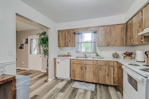 Kylskåp, mikrovågsugn, ugn och spishäll