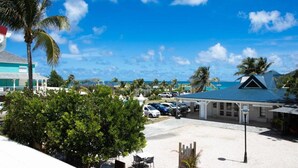 Une propriété située en bord de mer, dotée d’un espace extérieur couvert avec des sièges, d’un parking et d’une vue sur l’océan.