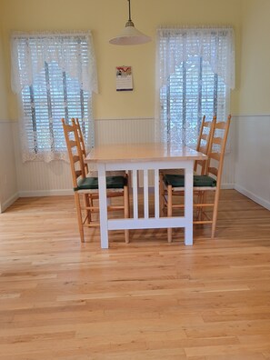 Dining - Yachats Beach Cottage -- 5 min walk to the ocean. (Yachats)