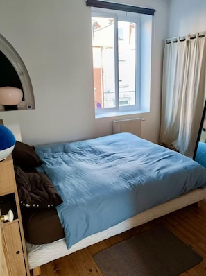 2 habitaciones, tabla de planchar con plancha, wifi y ropa de cama 