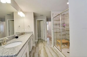 Hair dryer, towels, soap, toilet paper - Beautiful Home In Davenport, FL (Davenport)