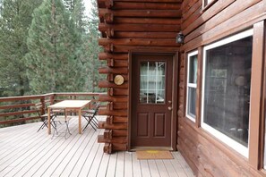 Outdoor dining - SplitRock Cabin, Ponderosa California. A Log Cabin Paradise! (Springville)