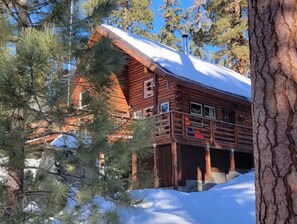 A wooden cabin with a balcony, surrounded by trees and covered in snow. - SplitRock Cabin, Ponderosa California. A Log Cabin Paradise! (Springville)