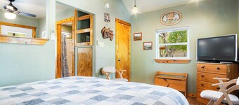 Stronghold Red Cloud | Creekside Cabin w/ Hot Tub