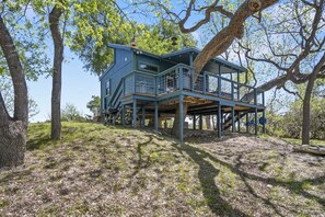 Exterior - Bandera Stronghold Crazy Horse (Bandera)