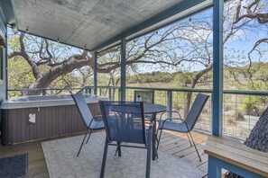 Outdoor dining - Bandera Stronghold Crazy Horse (Bandera)