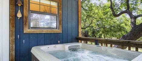 Banyera d'hidromassatge a l'aire lliure