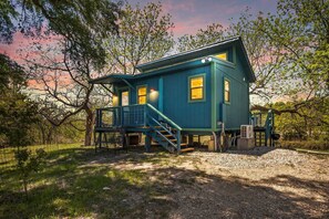 Exterior - Bandera Stronghold Crazy Horse (Bandera)