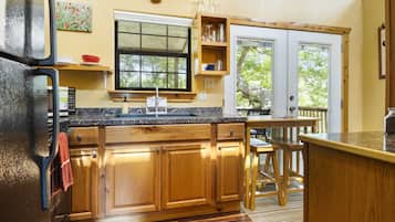 雪櫃、微波爐、焗爐、爐具