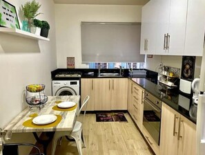 Private kitchen - Exquisite Prime Locale: 24/7 Power, Clean & Comfy (Bayrut)