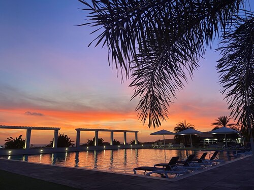 Ocean View & Sunset Apartment - Luxury Resort With Stunning Pool