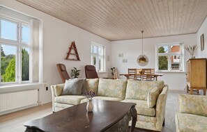 TV - 2 bedroom cozy home in Ryomgård (Ryomgård)