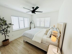 3 chambres, bureau, fer et planche à repasser, lit parapluie