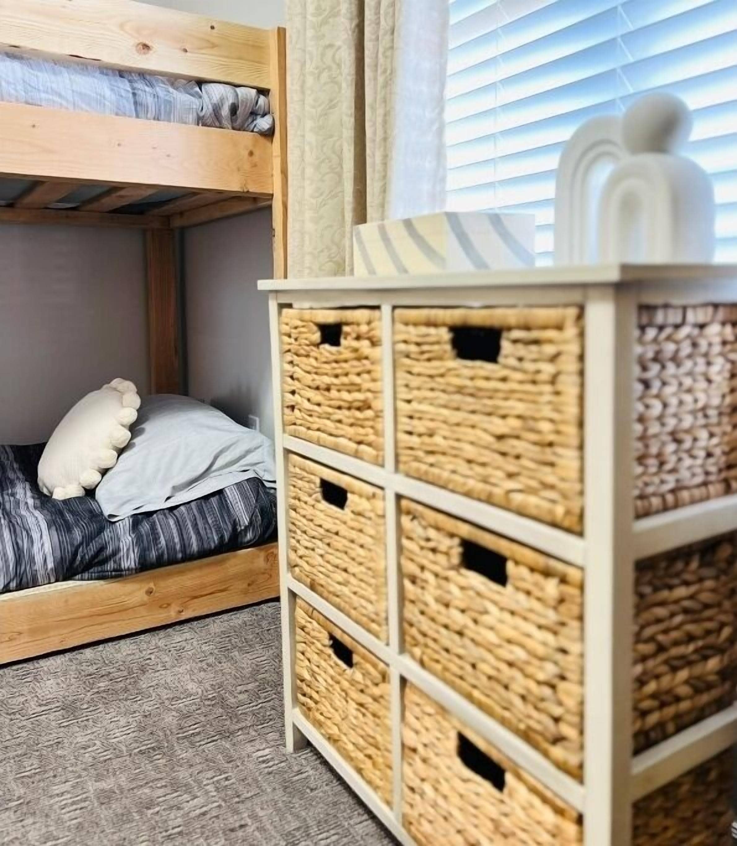 3 habitaciones, tabla de planchar con plancha, wifi y ropa de cama 