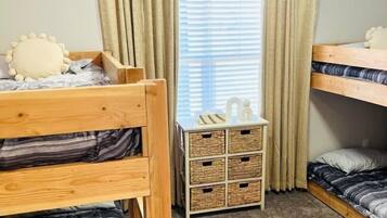 3 slaapkamers, een strijkplank/strijkijzer, wifi, beddengoed
