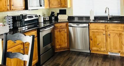 Cozy home in mountain valley. Close to ski resorts, beautiful lake & restaurants