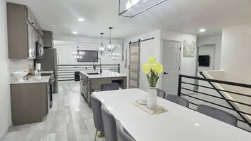 Kochgeschirr/Geschirr/Besteck, Esstisch