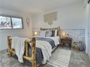 6 bedrooms, iron/ironing board, WiFi, bed sheets