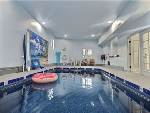 Una piscina cubierta, una piscina climatizada