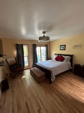 3 slaapkamers, een strijkplank/strijkijzer, gratis wifi, beddengoed