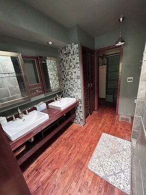 Shower, hair dryer, towels, soap - North East Heights Exquisite Townhome Balloon Fiesta-Balconies-Patios-Hot Tub! (Albuquerque)