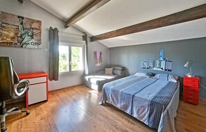 5 bedrooms, travel crib, free WiFi