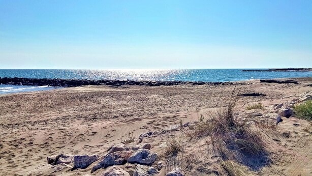 A sandy beach with rocky outcrops and a clear blue sky. - Awesome home in Saint Martin de Crau (Saint Martin de Crau)