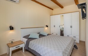 2 bedrooms, free WiFi, bed sheets - Nice home in Grizane-Belgrad (Grizane-Belgrad)