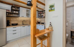 Kjøleskap, ovn, kokeplater og oppvaskmaskin