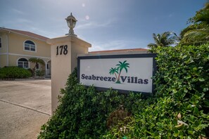 Une enseigne indiquant « Seabreeze Villas » avec le numéro « 178 » sur un bâtiment.