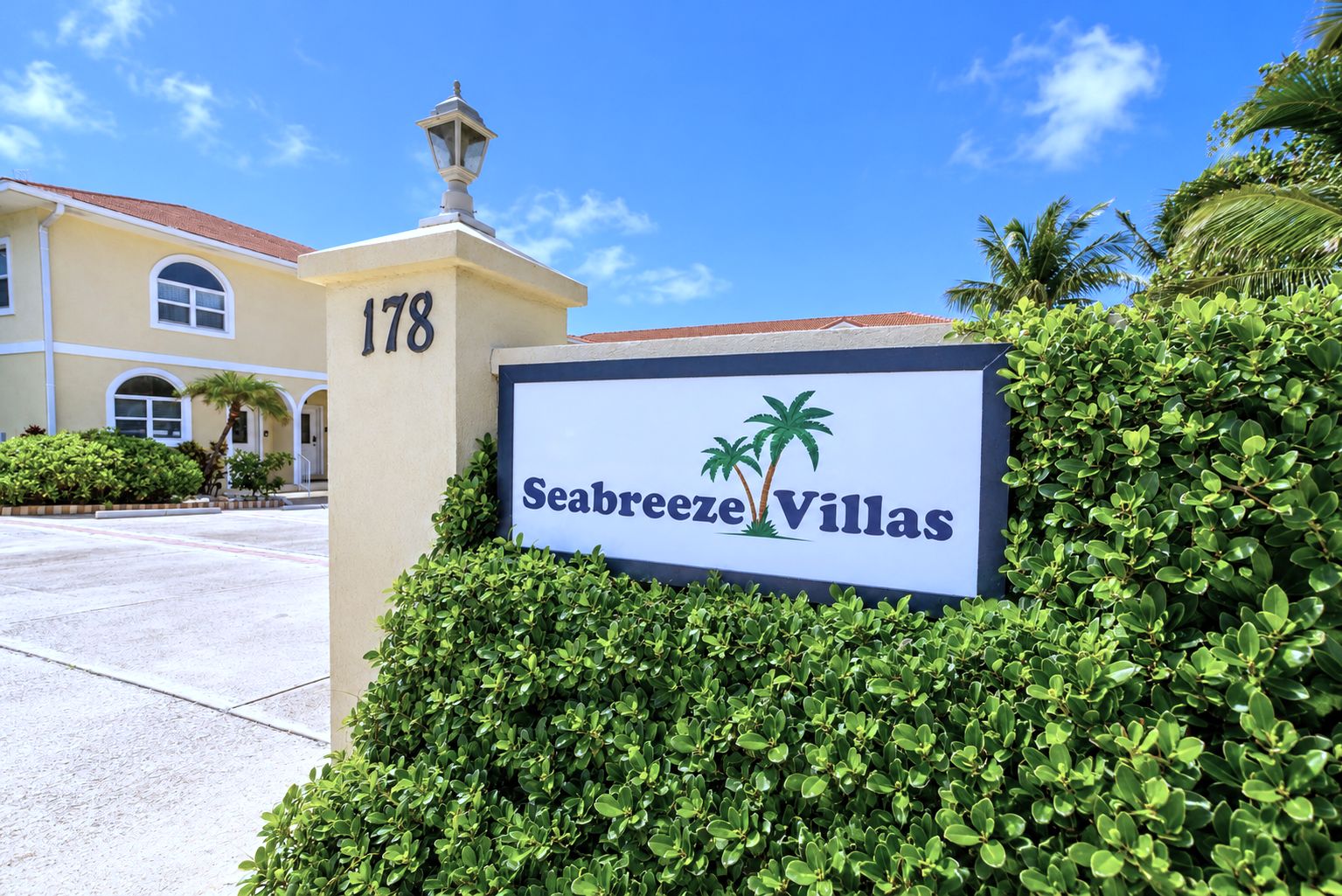Placa indicando Seabreeze Villas, número 178, identificando a propriedade.