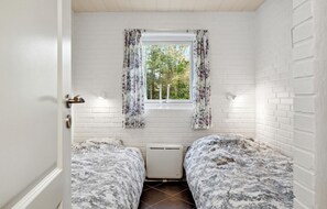 3 habitaciones, tabla de planchar con plancha y cuna de viaje 