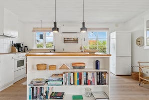 Frigorífico, placa de cocina, lavavajillas y cafetera o tetera